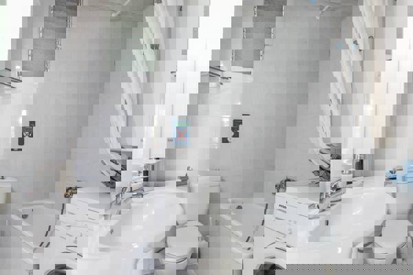 Μπάνιο με  Ντουζιέρα